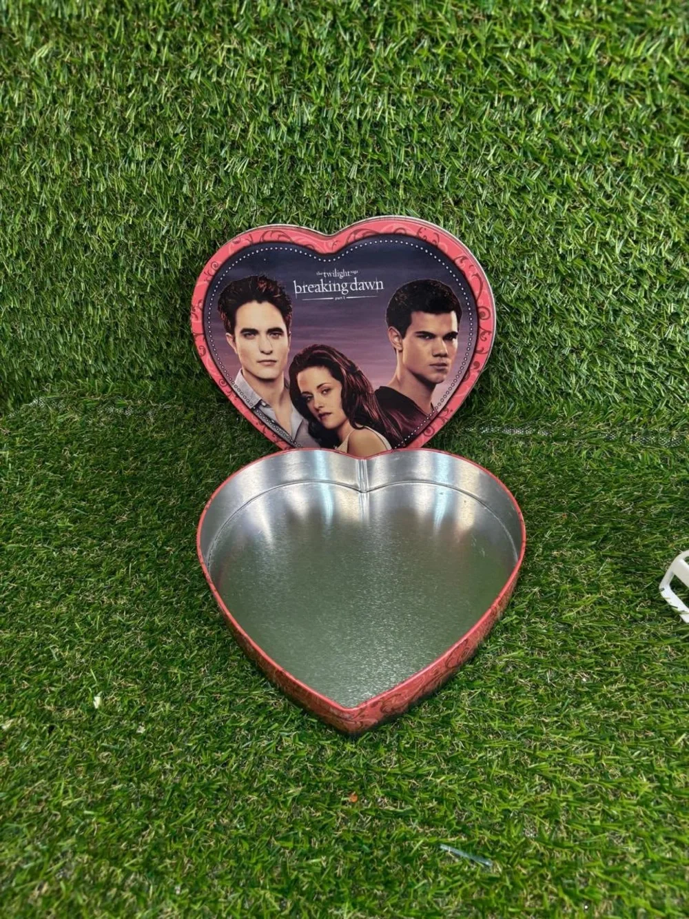 Mattel Twilight Saga Breaking Dawn Part 1 Heart Shaped Pink Metal Tin